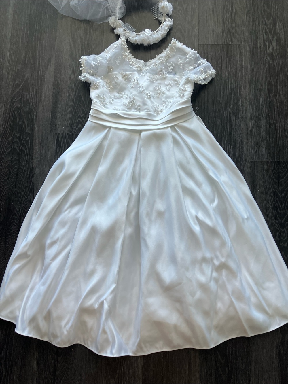 Vintage Y2K Girl’s Soft White Pearl Embellished Satin Communion Dress w Veil
